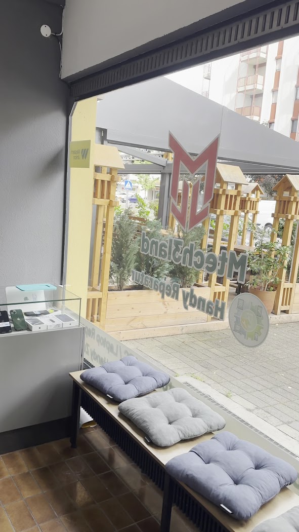 Innenansicht Mtech3land mit Verkaufstheke und Zubehör